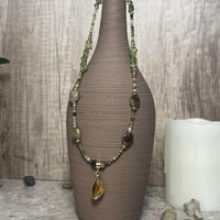 طقم قلادة وإسوارة وحلق من الجارنت الأخضر والزبرجد...