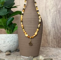 قلادة برج السرطان باليشم الأصفر وعين النمر – طاقة...