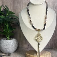 طقم العقيق وجذر الياقوت – توازن الأرض وقوة الجذور