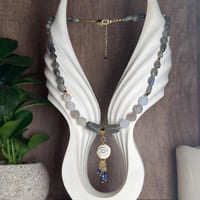 قلادة حجر الطاووس والعقيق مع تعليقة عين وحجر اللاز...