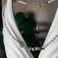 قلادة من فيروز التبيت واللؤلؤ – طاقة الحماية والصف...