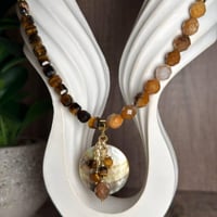 قلادة العقيق، عين النمر، الجاسبر والصدف – قوة أرضي...