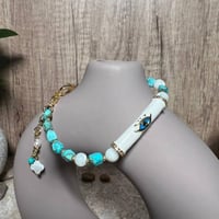 إسوارة من الفيروز الطبيعي والصدف