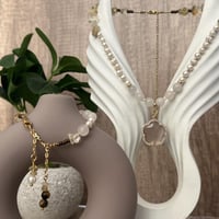 إسوارة الروز كوارتز واللؤلؤ والسترين – حب، صفاء، و...