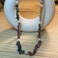 قلادة التورمالين مع اللؤلؤ – حماية ناعمة وأناقة مت...