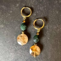 حلق حجر العقيق والسترين – دفء وإشراق بلمسة أنيقة