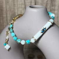 إسوارة من الفيروز الطبيعي والصدف