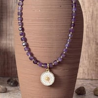 قلادة الأماثيست مع تعليقة الشمس – طاقة، وضوح، وجاذ...