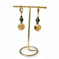 حلق حجر العقيق والسترين – دفء وإشراق بلمسة أنيقة