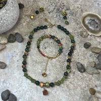 إسوارة اليشم الأخضر والزبرجد – توازن الروح وحيوية...