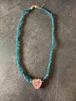 قلادة حجر البلو توباز مع تعليقة روز كوارتز في المن...