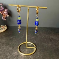 حلق اللازورد والزبرجد – عمق وإشراق بتناغم أنيق