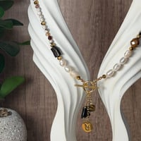 قلادة أنيقة مصنوعة من أحجار العقيق الأبيض واللؤلؤ...