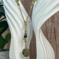 قلادة الزبرجد والسترين – إشراقة الصفاء والوفرة