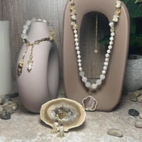 طقم الروز كوارتز واللؤلؤ والسترين – رقة، نقاء، وإش...