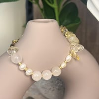 إسوارة الروز كوارتز واللؤلؤ والسترين – حب، صفاء، و...