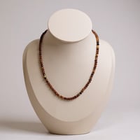 تشوكر التوباز – إشراقة ناعمة وطاقة من الصفاء