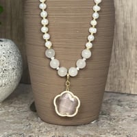 قلادة الروز كوارتز واللؤلؤ والسترين – رقة، نقاء، و...