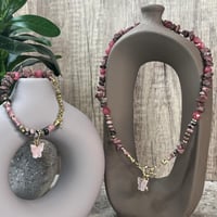 قلادة الرودونايت والكورتس – الشجاعة والصفاء