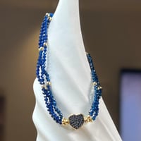 أسورة الزفير مع قلب في المنتصف – حبٌ ملكي ولمسة من...