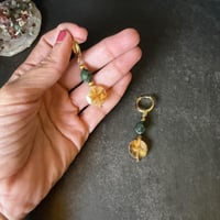 حلق حجر العقيق والسترين – دفء وإشراق بلمسة أنيقة