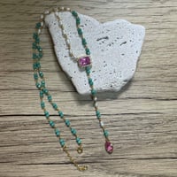 قلادة مطلية بالذهب مع حجر الروبي الزهري والكريستال...