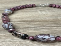 قلادة حجر الرودونايت – توازن المشاعر وجمال القلب