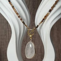 قلادة العقيق البني مع تعليقة كوارتز – توازن، قوة،...