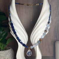 قلادة اللازورد والعقيق – عمق، حكمة، وتوازن داخلي