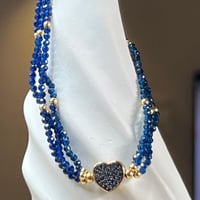 أسورة الزفير مع قلب في المنتصف – حبٌ ملكي ولمسة من...