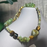 إسوارة من الجرانيت الأخضر، الزبرجد، وعين النمر