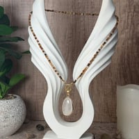 قلادة العقيق البني مع تعليقة كوارتز – توازن، قوة،...