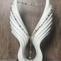 قلادة الأجات الأبيض، حجر الطاووس، وعين النمر