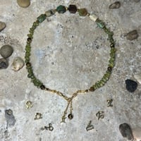 قلادة الكريسوبريز، الأمازونيت، الهيماتيت، وعين الن...