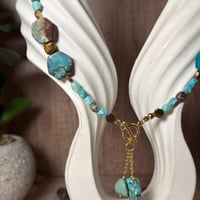 قلادة الفيروز الطبيعي مع تعليقة الفيروز الأفريقي –...