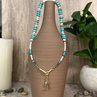 قلادة الفيروز مع اللؤلؤ وتعليقة البرج – حماية، نقا...