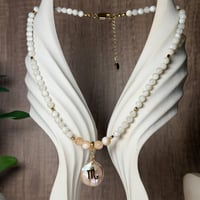 قلادة اللؤلؤ والصدف مع تعليقة برج من اختيارك – نعو...