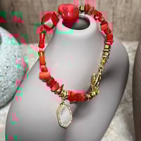 إسوارة من المرجان الطبيعي والهماتيت