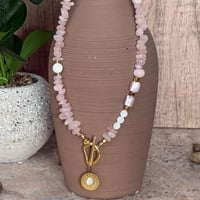 قلادة الروز كوارتز والصدف والكات آي – نعومة، إشراق...