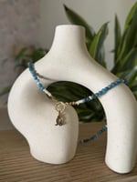 قلادة الأباتيت مع تعليقة برج – طاقة الثقة والتعبير