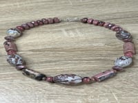 قلادة حجر الرودونايت – توازن المشاعر وجمال القلب