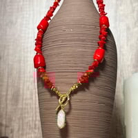 قلادة من المرجان الطبيعي