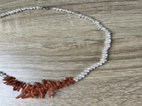 قلادة اللؤلؤ مع المرجان – أنوثة البحر ودفء الطبيعة