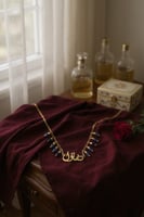 قلادة تفاؤل من الفضة 925 مطلية بالذهب مع حجر اللاز...