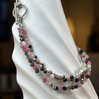 أسورة التورمالين مع الفضة – طيف من الطاقة وجمال لا...