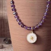 قلادة الأماثيست مع تعليقة الشمس – طاقة، وضوح، وجاذ...