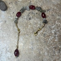 إسوارة الطاووس والياقوت – أناقة الألوان وقوة المعن...