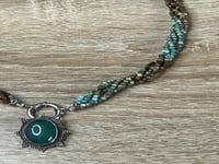 قلادة الفيروز الإفريقي مع تعليقة فضية – روح الأرض...