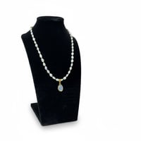 قلادة من اللؤلؤ وحجر الطاووس مع تعليقة برج