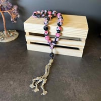 سبحة حجر مدغشقر الطبيعي مع الأنتيمون – طاقة الصفاء...